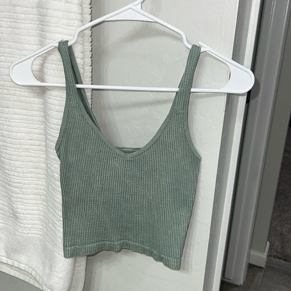 Seamless green cropped tank top size small